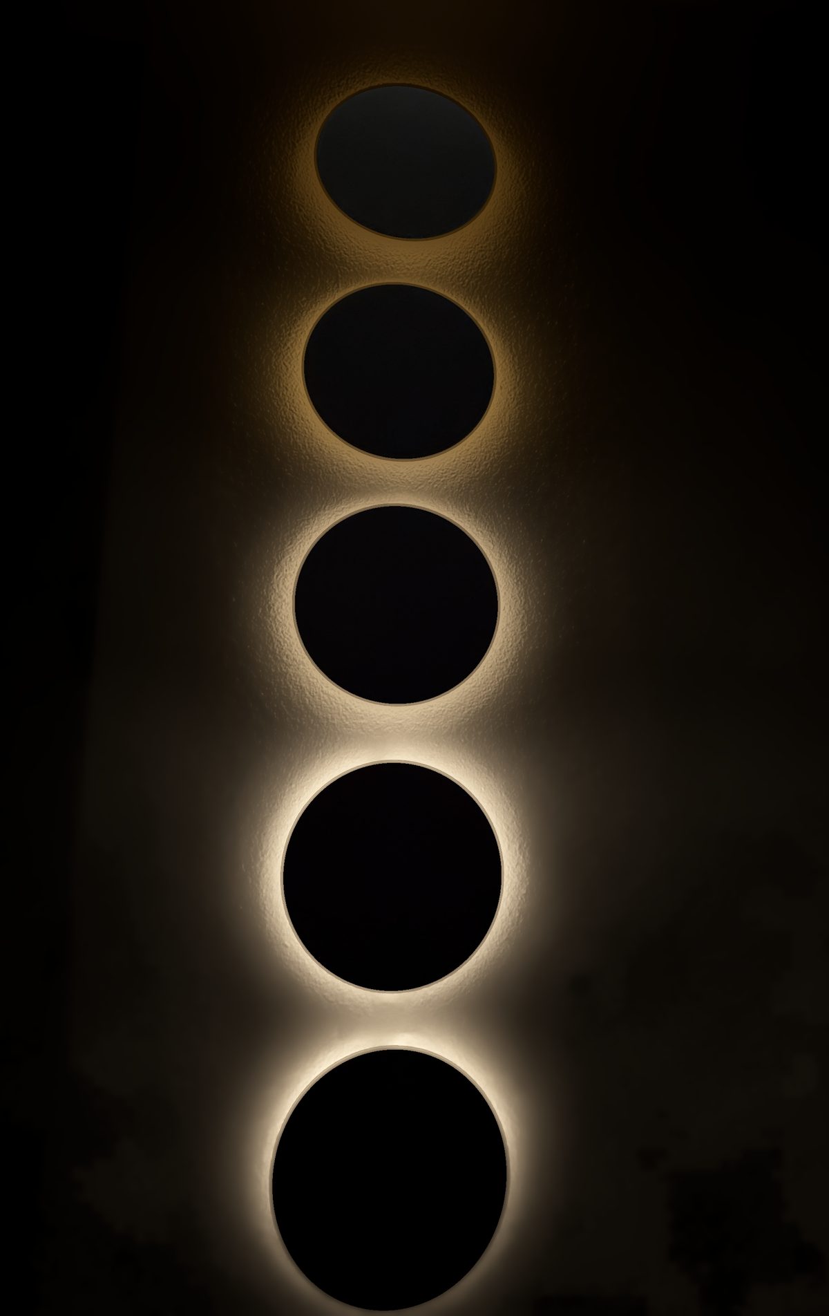 Pentaclipse sunrise: most discs at warm white, the top one still amber