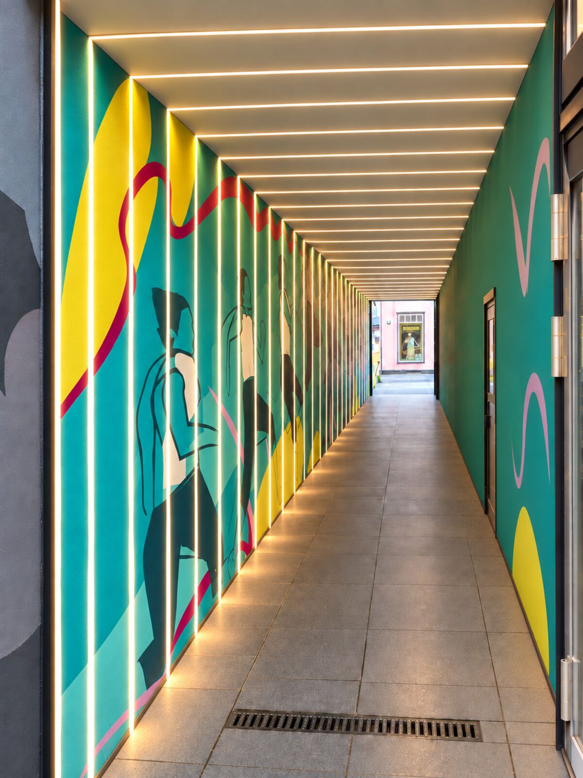 Tunnel concept in daylight mode: white light frames and the painted mural visible